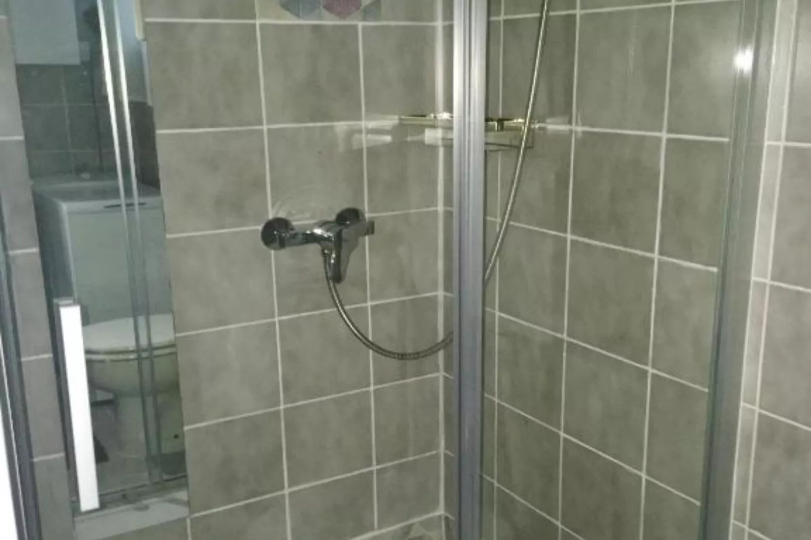 Beach House - 2m from beach - Three Bedroom House-Bathroom