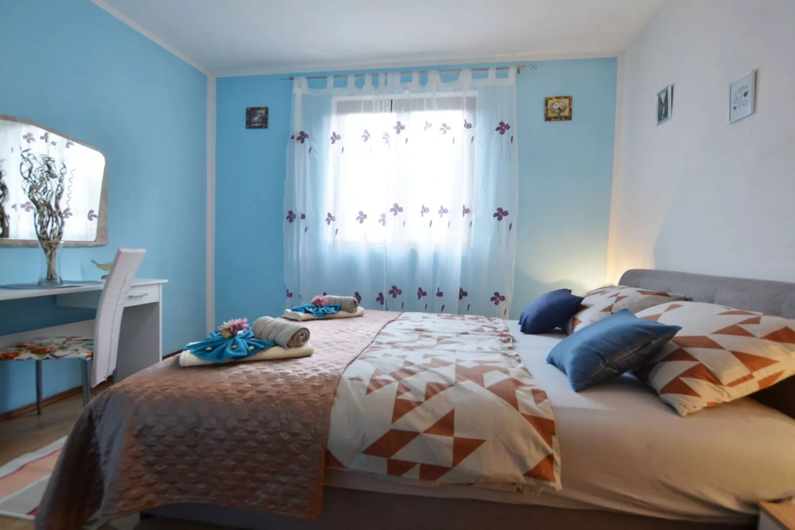 Zevnik Quiet Retreat with Stunning Views and Equestrian Activities - Family Room with Private Bathroom 8-Bedroom