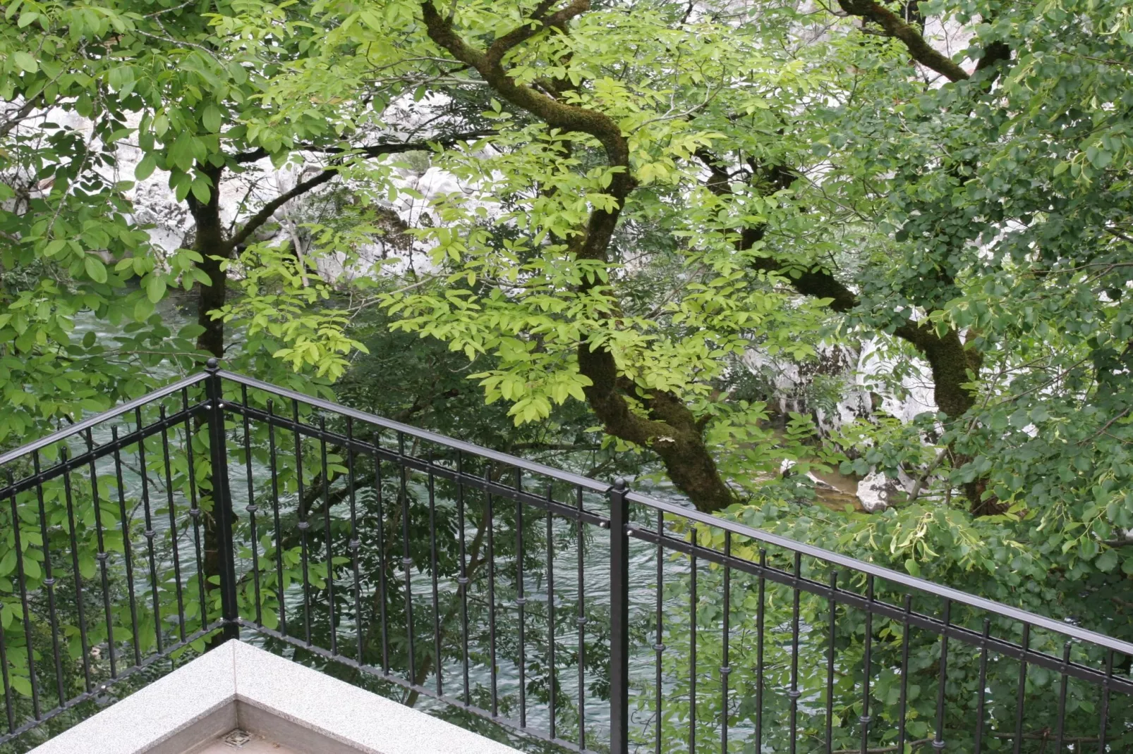 Riverside Rustic Ridge Apartments with Balcony - Two Bedroom Apartment with Balcony