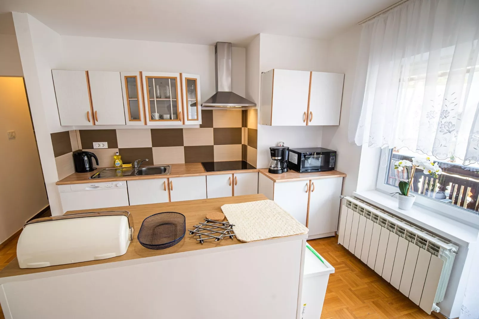Mountain View Haven Apartments - One Bedroom Apartment  with Balcony-Küche