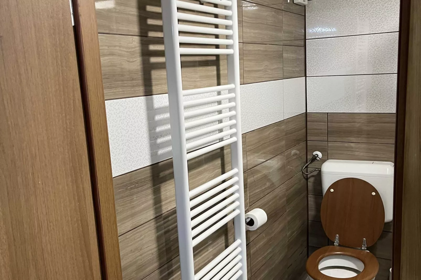 Meadow Tranquil Apartments with Evergreen Garden - One Bedroom Apartment-Bathroom