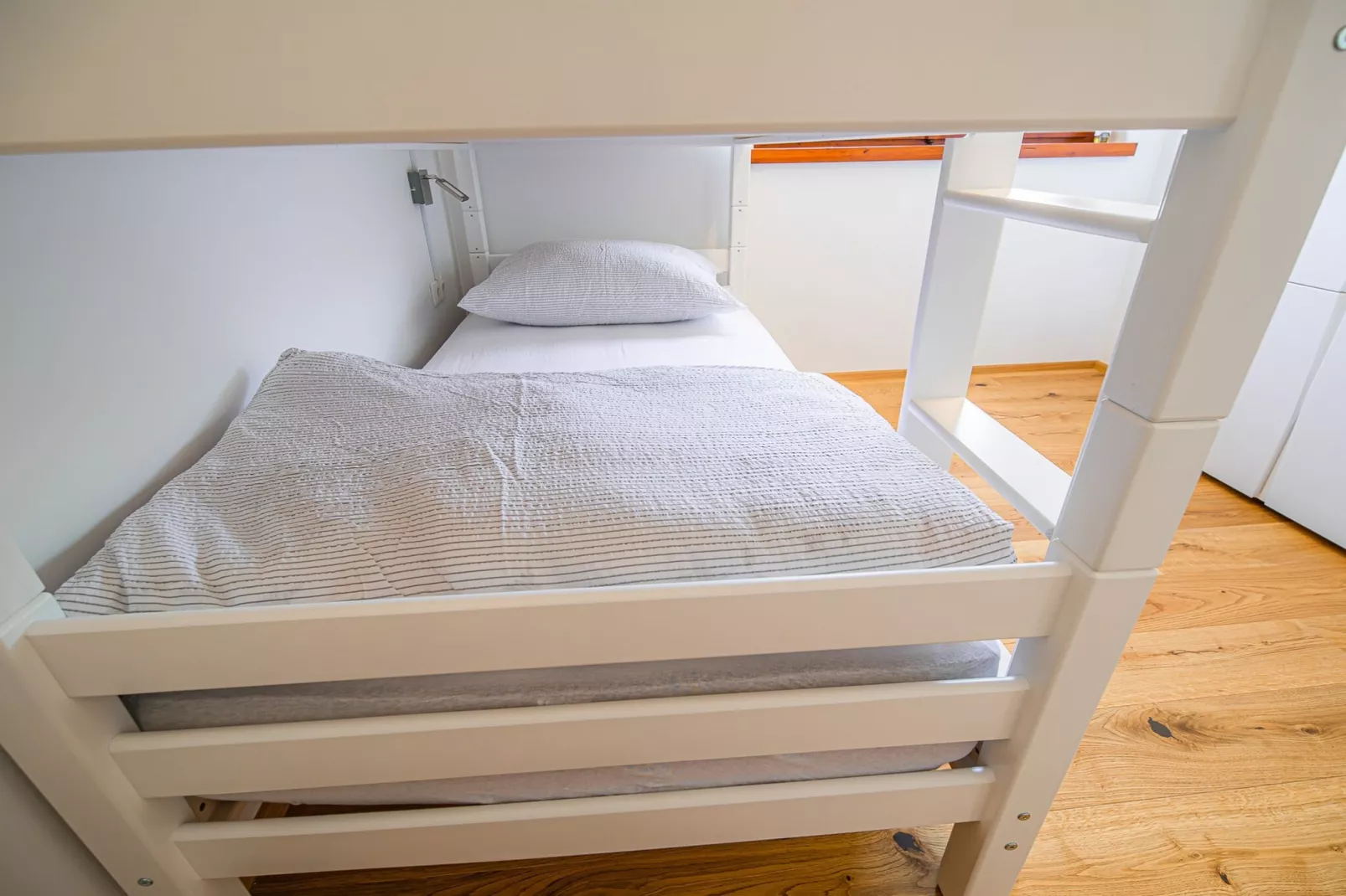 Serene Hollow Holiday Home with Mountain View - Two Bedroom Holiday Home with Mountain View-Chambre