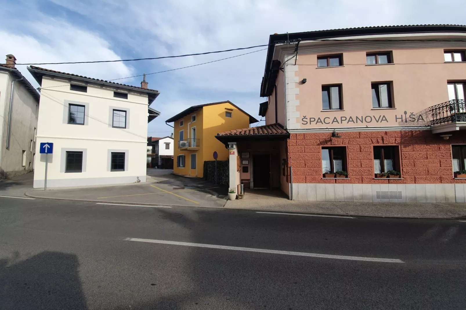 Komen Getaway Holiday Home with Balcony - Four Bedroom Holiday Home with Balcony