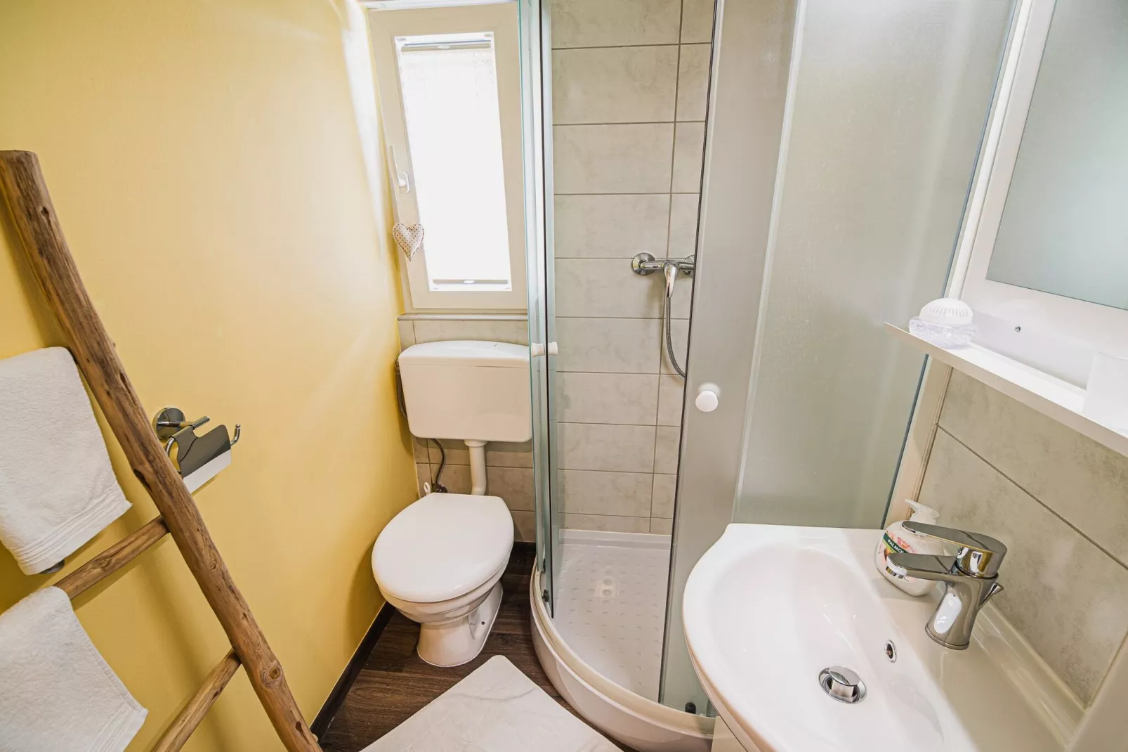 Enchanting Rural Apartment with Terrace - Studio Apartment with Terrace-Bathroom