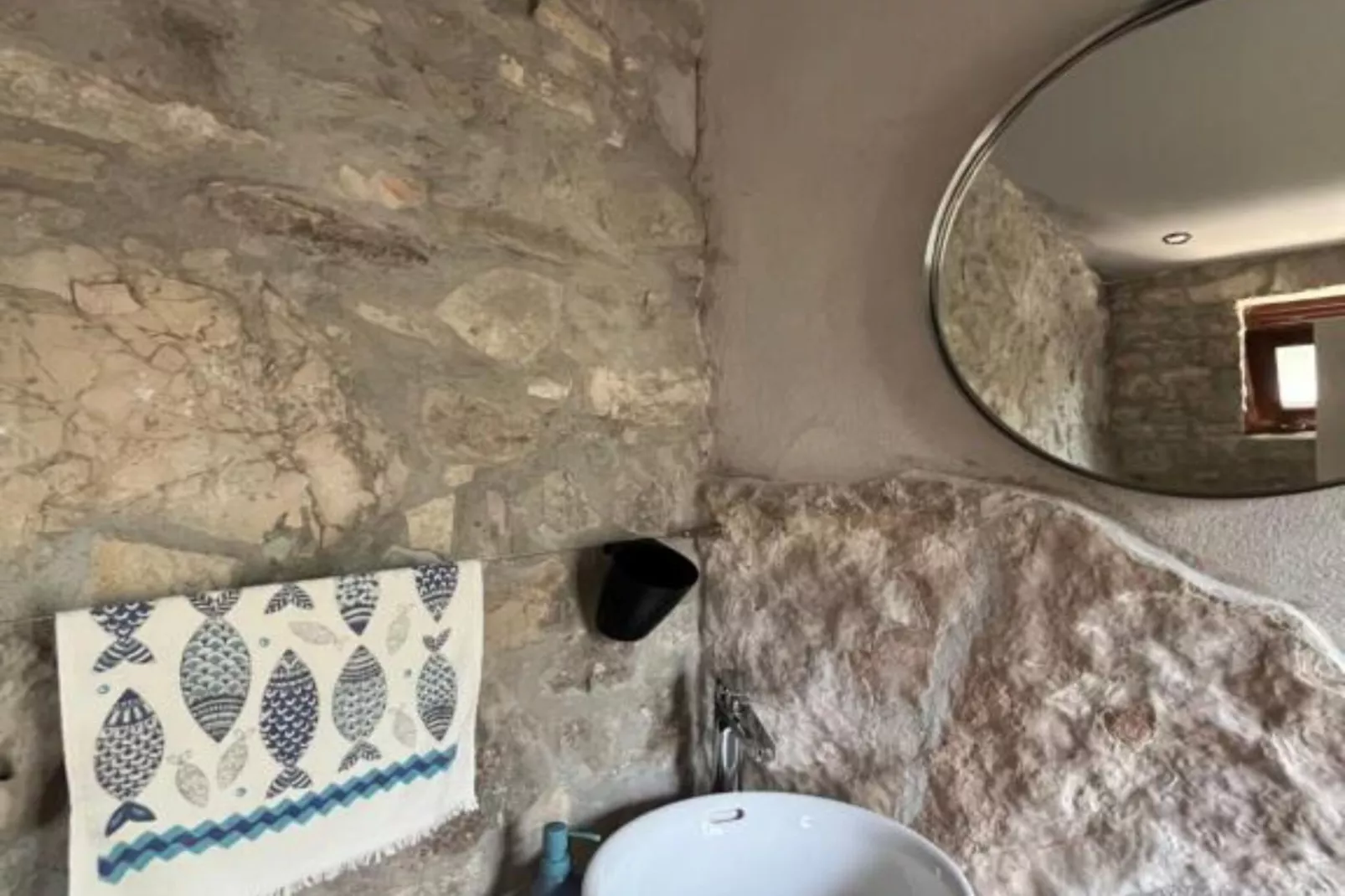 Romantic Stone House and Yard Near Stunning Beach - Two Bedroom Holiday Holiday Home  with  Patio and Terrace-Badezimmer