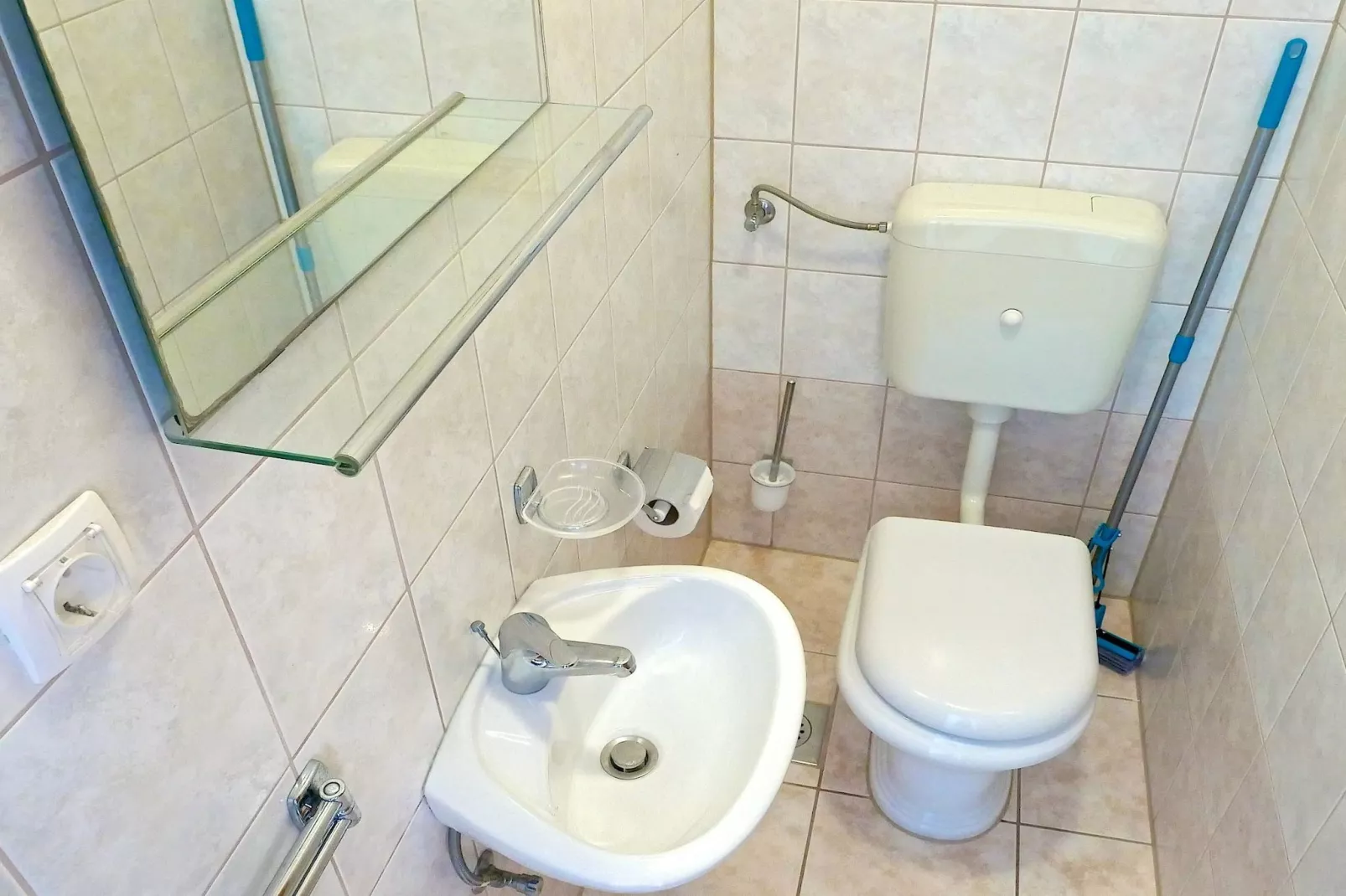 Seafront Apartments Deveron - Two Bedroom Apartment with Balcony and Sea View (Hvar)-Bathroom