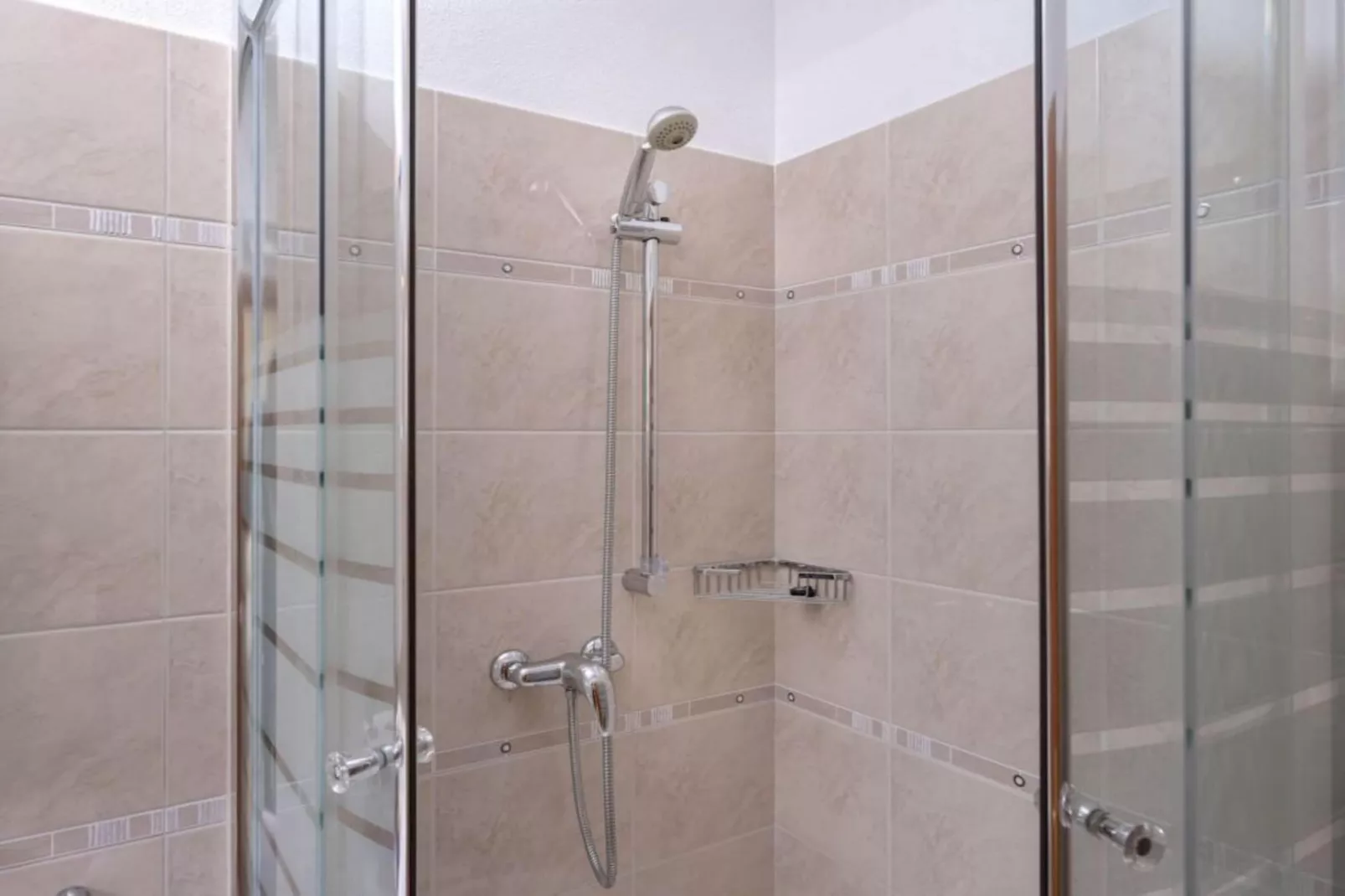 One Bedroom Apartment with Balcony 3-Badezimmer