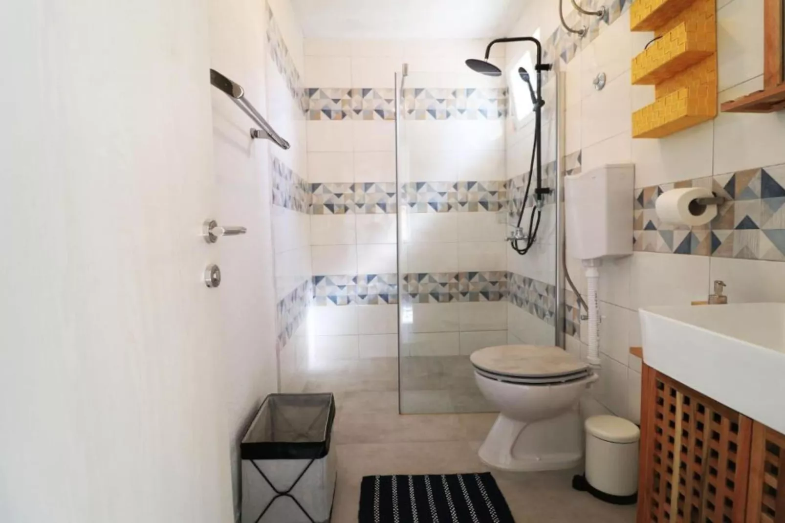 House Leta Cozy Hideaway with Pool - Four Bedroom Holiday Home with Pool-Bathroom