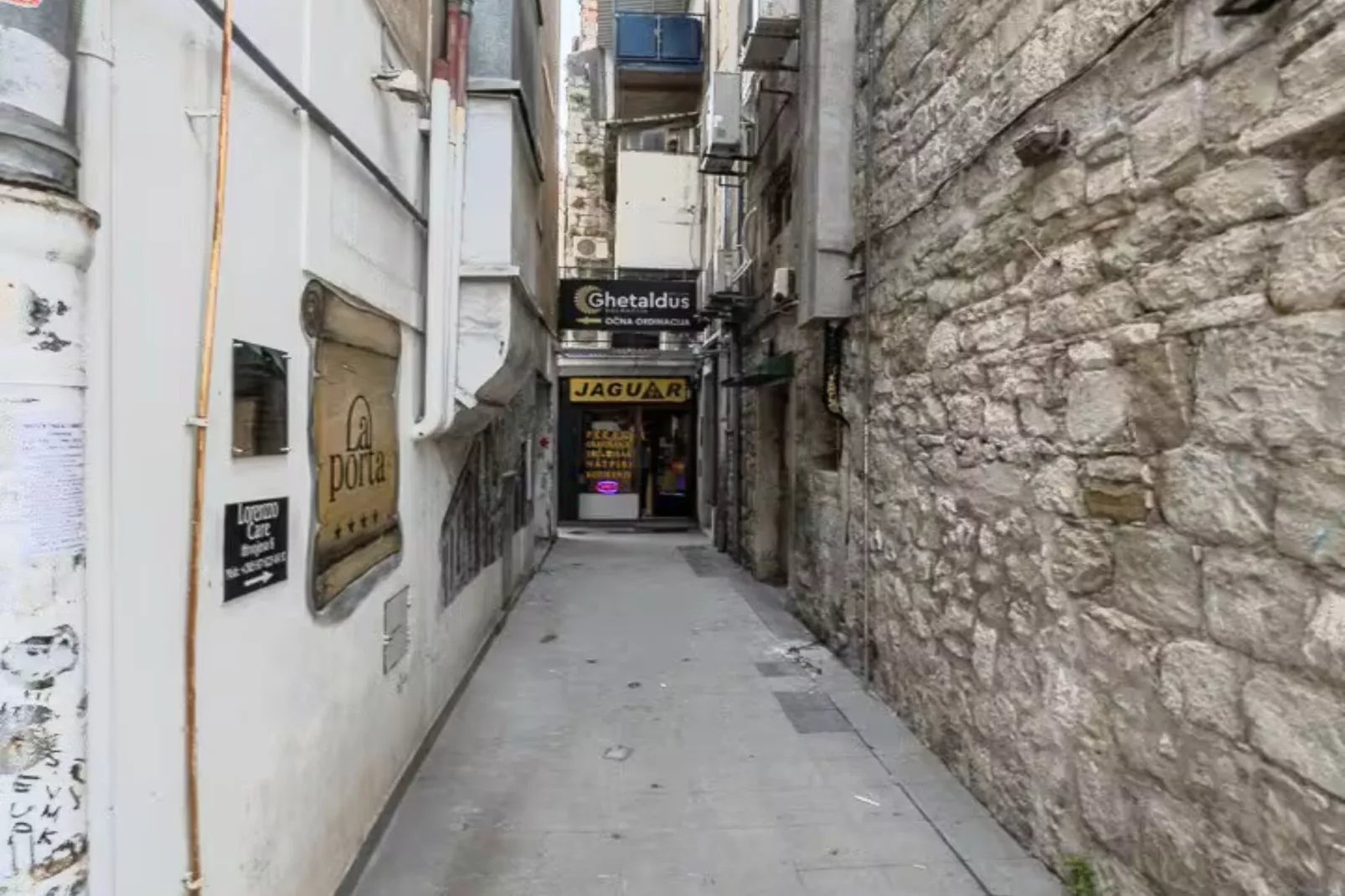 Silver Gate Rooms-Diocletian's Palace - Six-Bed Room-Outdoor