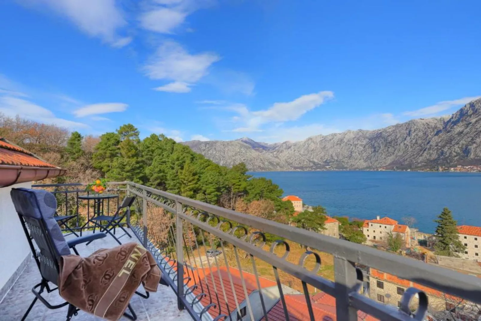 Charming Kotor Bay Retreat Just Steps from the Beach - Two Bedroom Apartment With Sea View-Terrasse/Balkon
