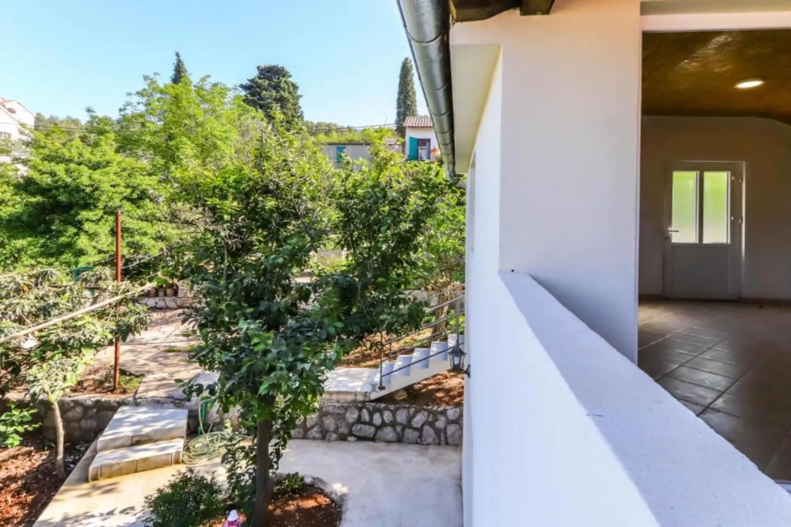 Beachfront Escape – Steps from the Crystal-Clear Sea - One Bedroom Apartment 2-Terrasse/Balkon