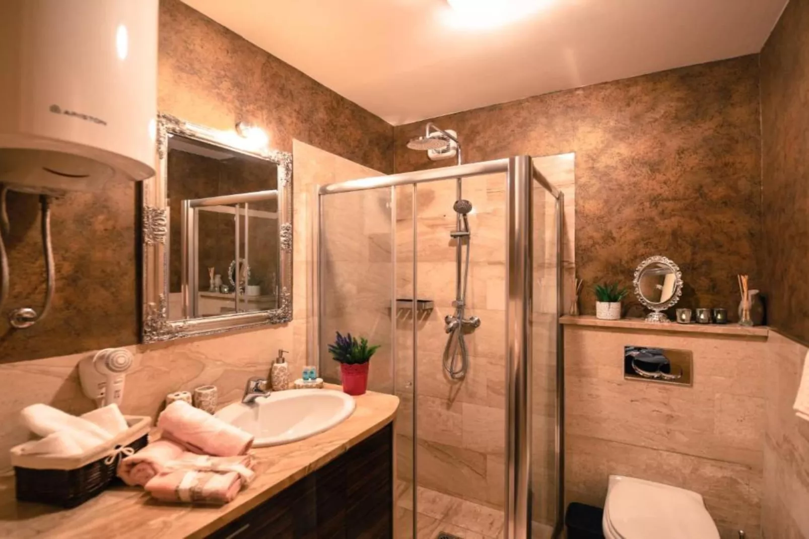 Chic Budva City Retreat - Studio Apartment with Balcony-Badezimmer