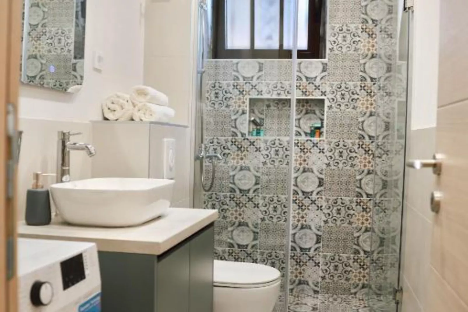 Stylish Apartment with Modern Elegance in Herceg Novi Area - Deluxe One Bedroom Apartment with Terrace-Badezimmer