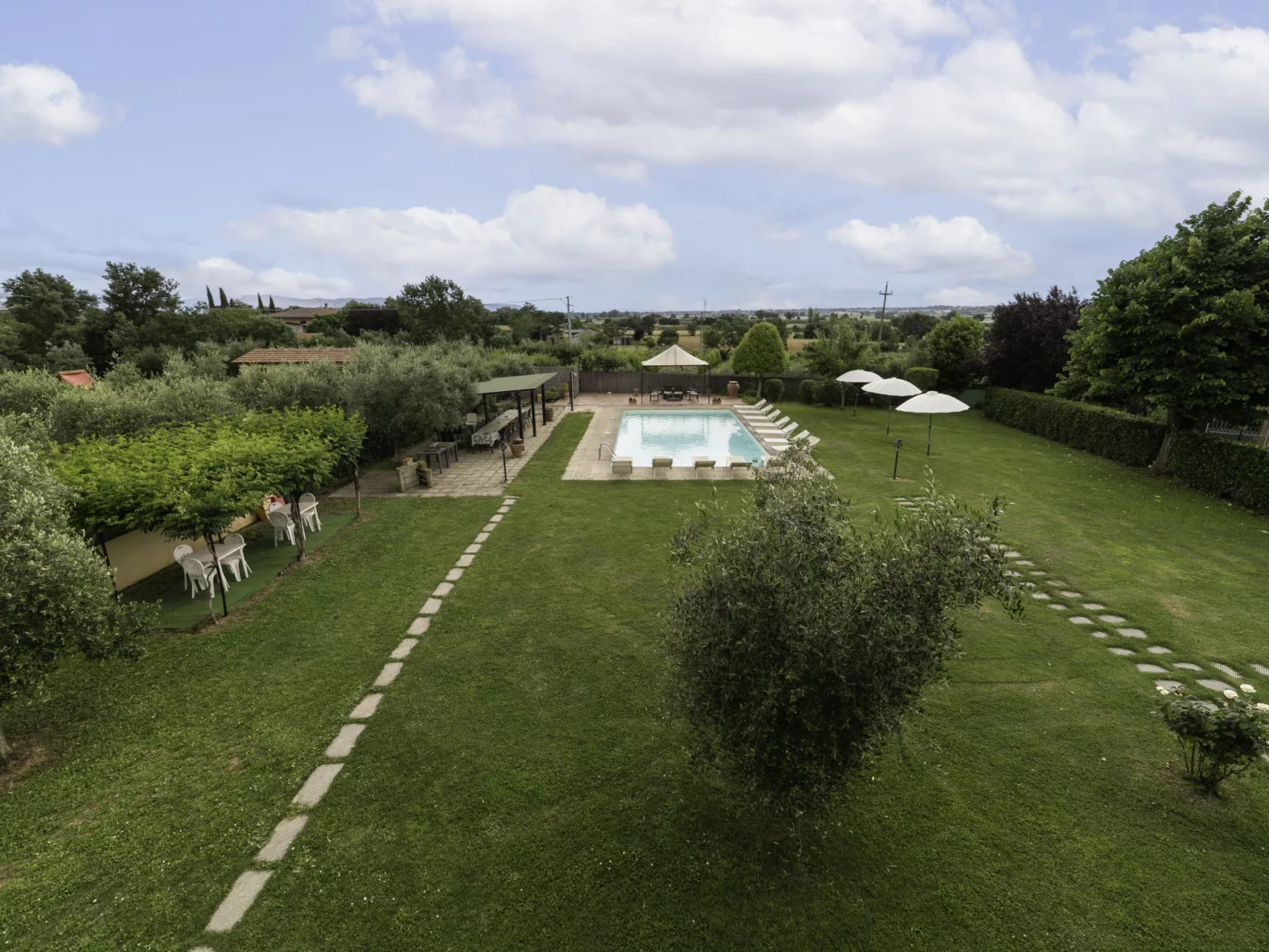Le Rondini-Outside