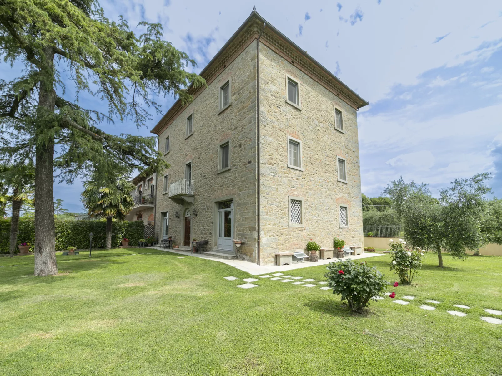 Le Rondini-Outside