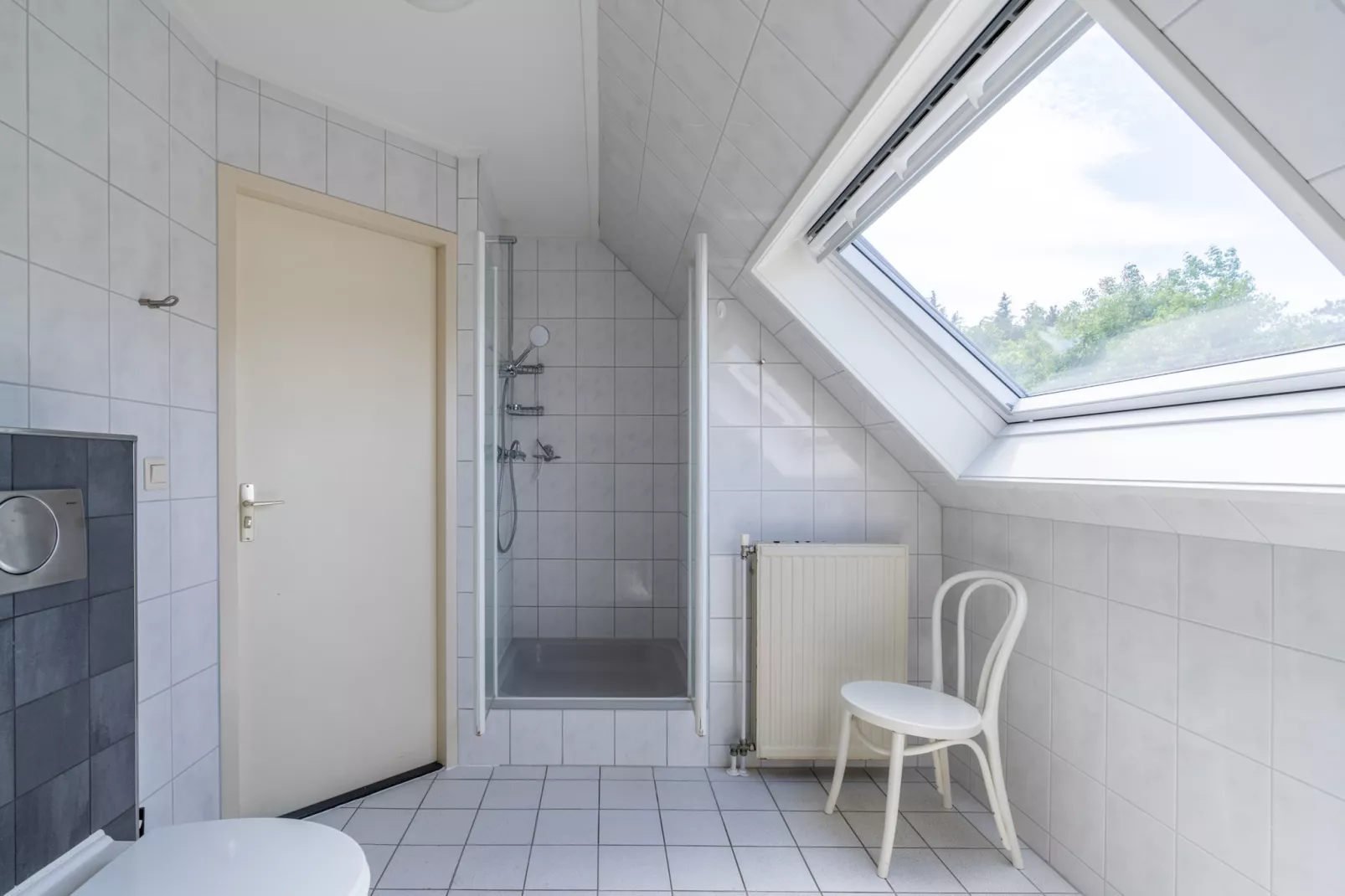 Kamperfoelie 85-Bathroom