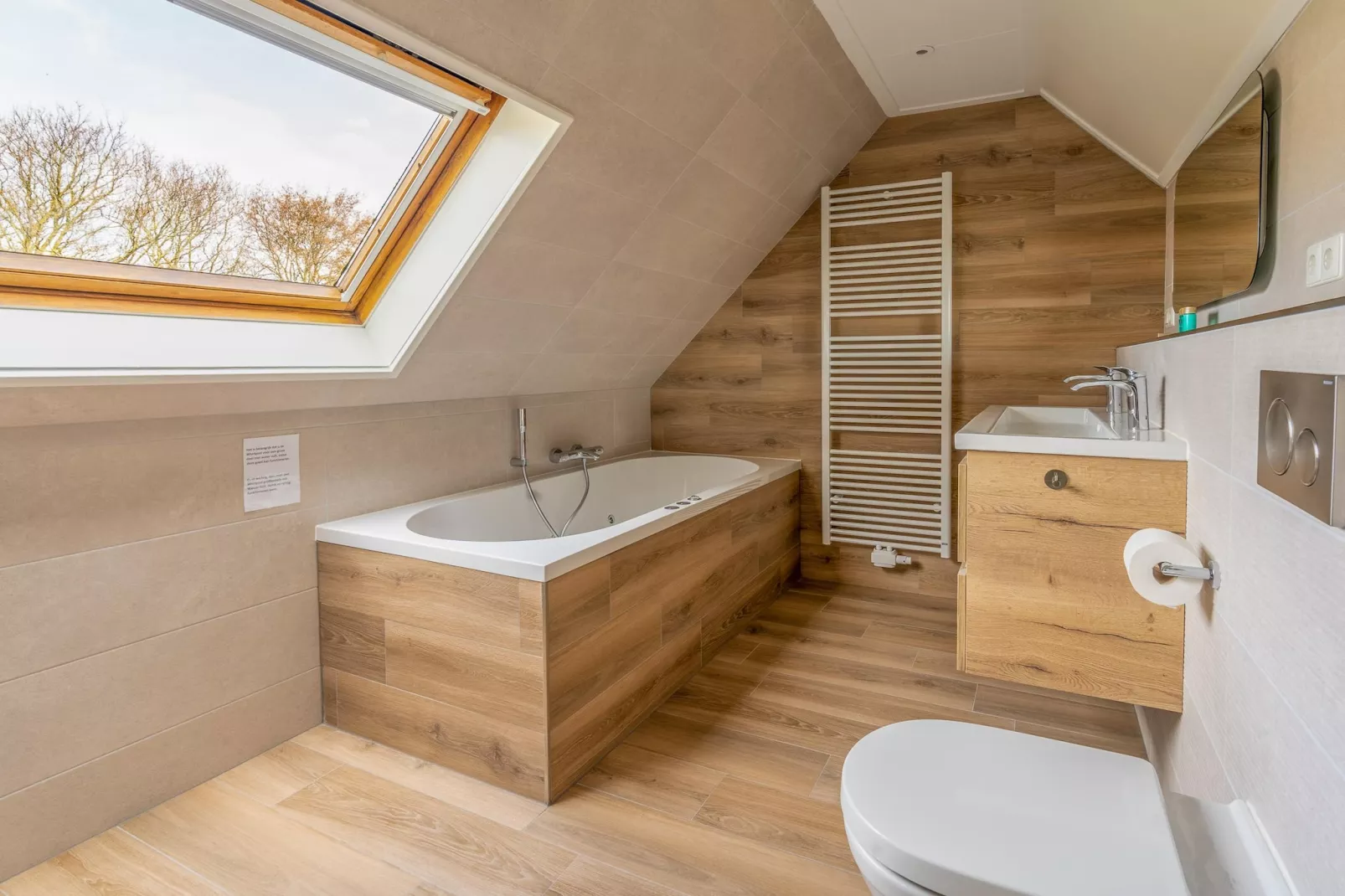 Kamperfoelie 45-Bathroom