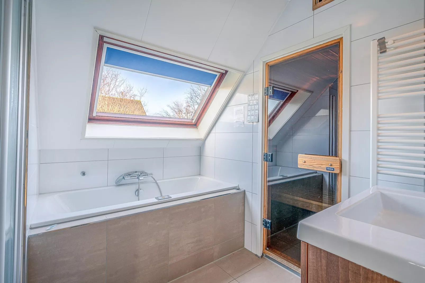 Kamperfoelie 51-Bathroom