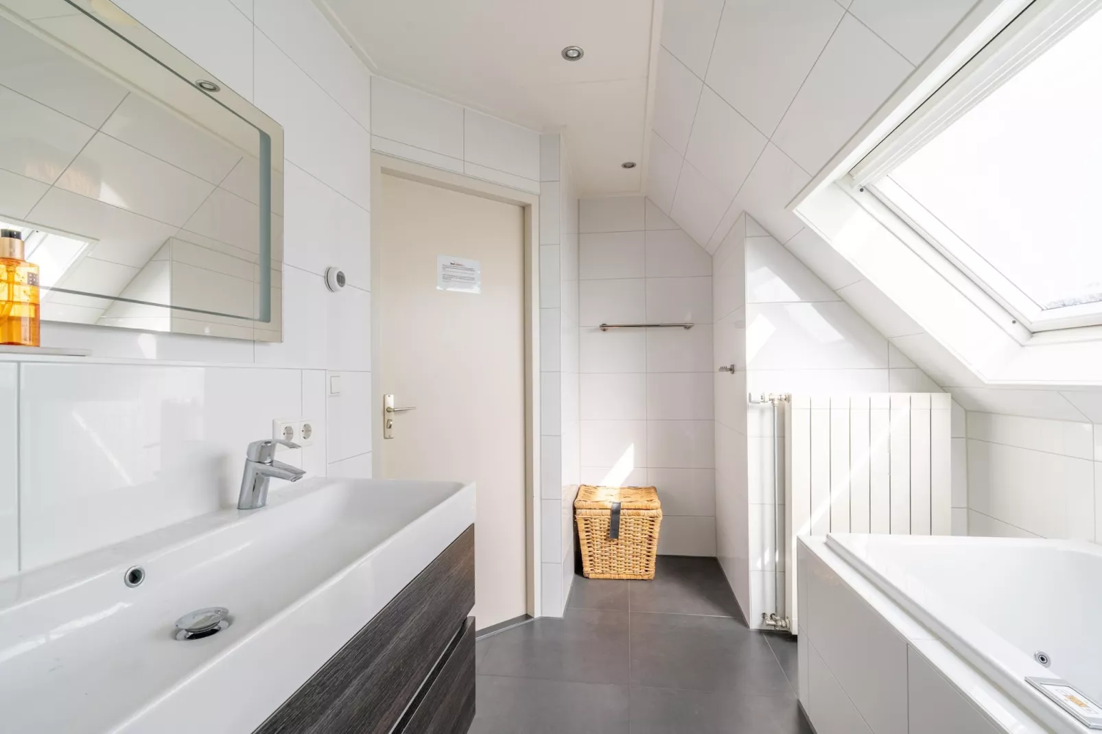 Kamperfoelie 67-Bathroom