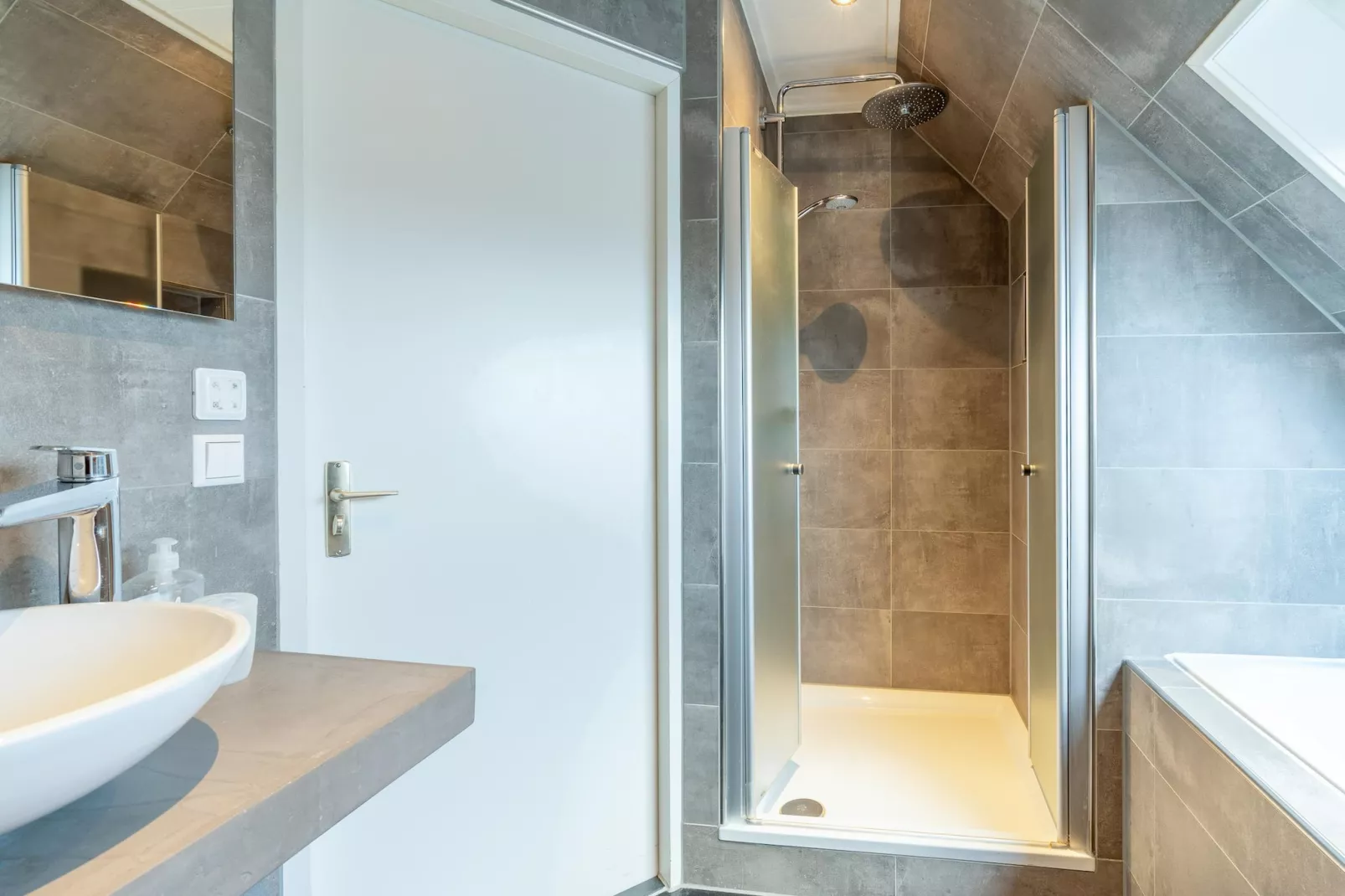 Kamperfoelie 93-Bathroom