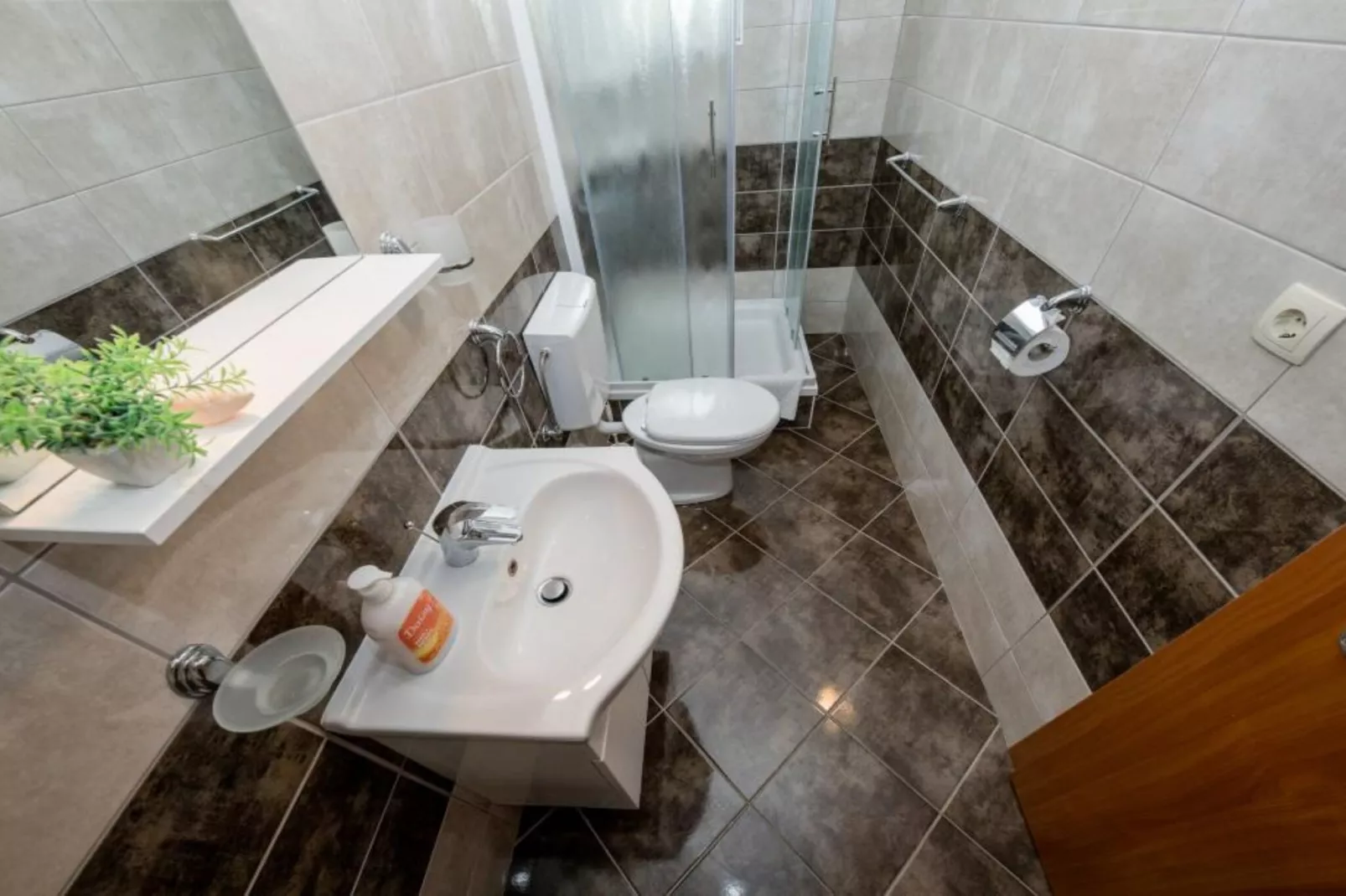 Three Bedroom Apartment with Terrace 2-Bathroom