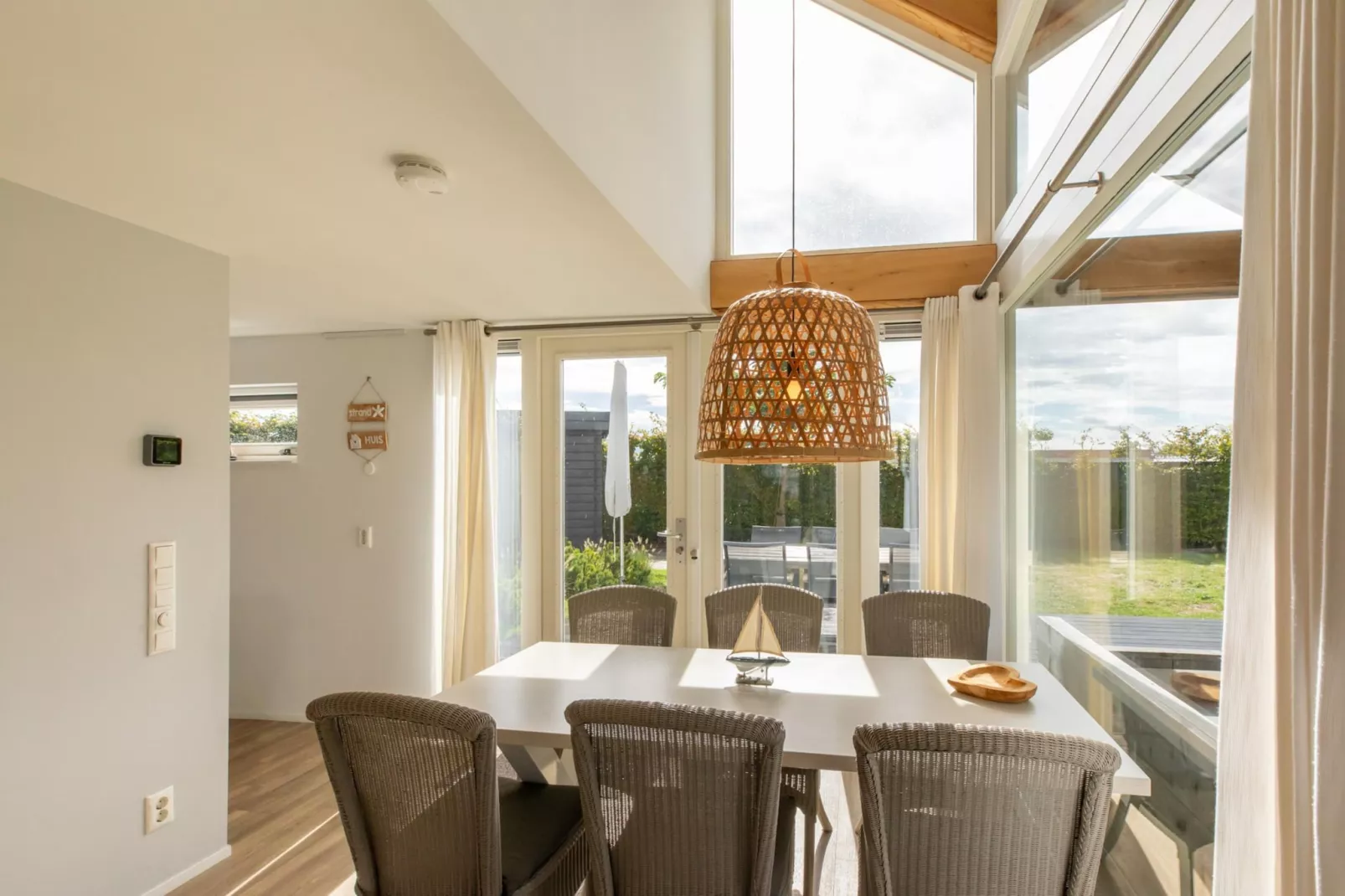 Zonnedorp Kavel 10 Renesse | Villa near the Beach & with Spacious Garden-Dining room