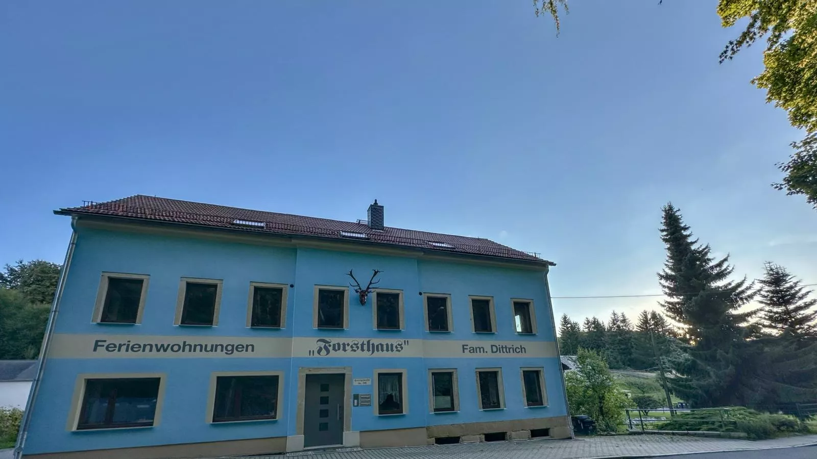 Forsthaus-Exterior in summer