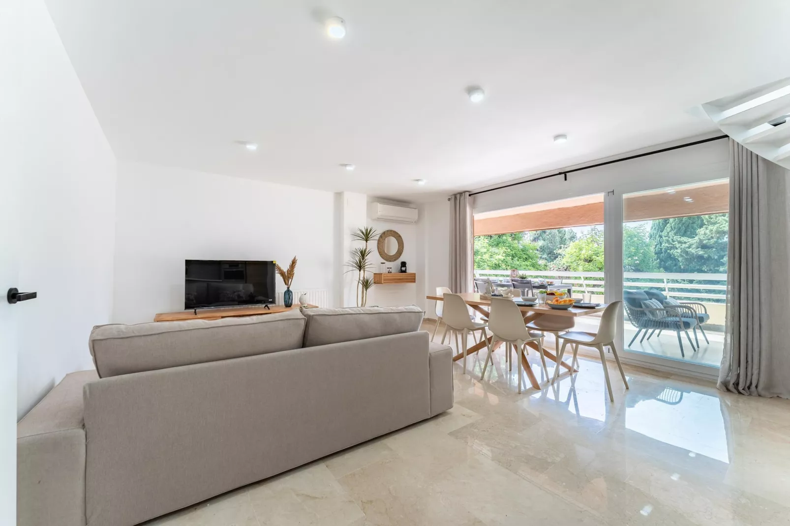 CT 393 - Faro's Soulrise Rooftop - Marbella Beach-Living room