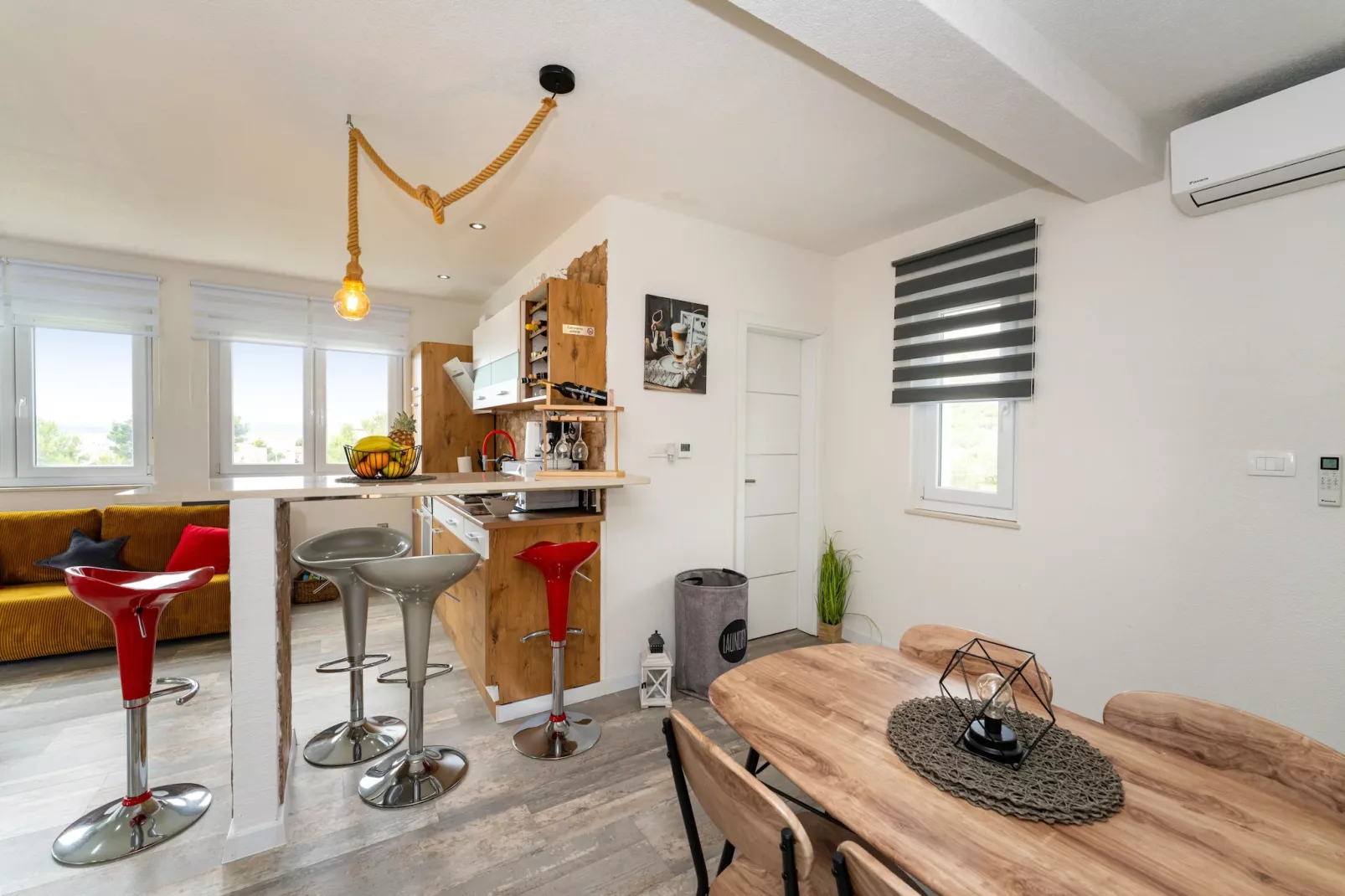 Sea view penthouse Nikita-Esszimmer