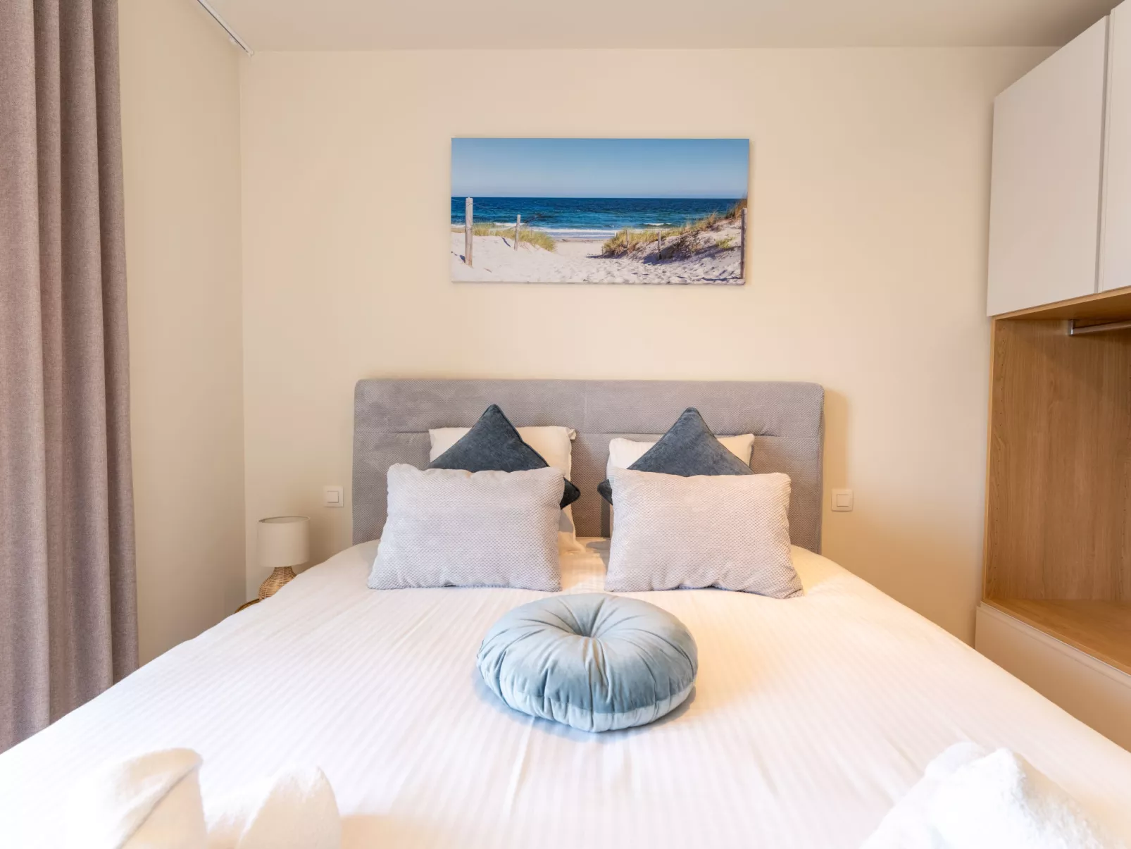 The Waves with parking-Dedans