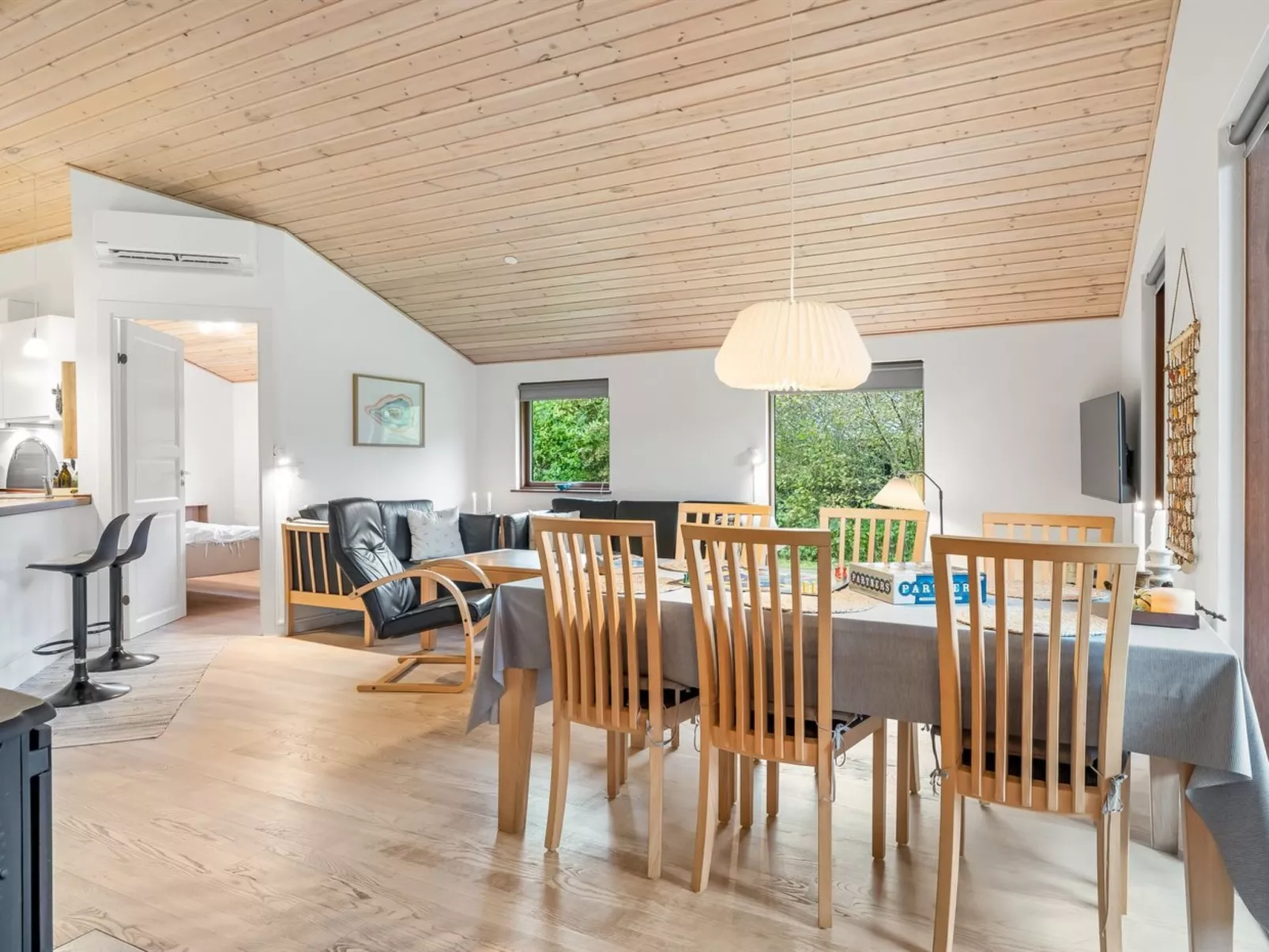 "Jaane" - 250m to the fjord-Inside