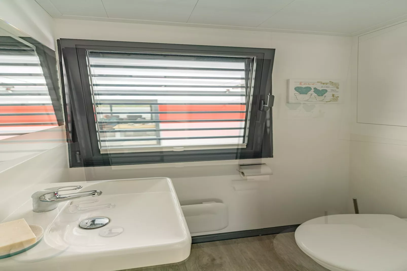 Hausboot in Zehdenick-Badezimmer