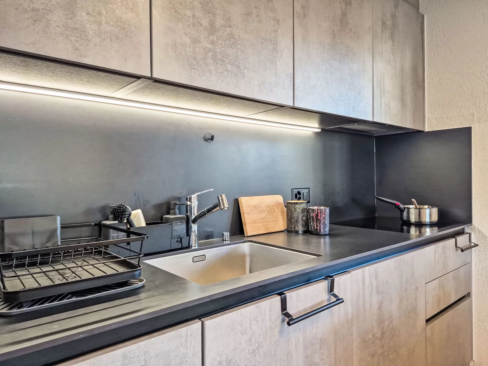 Ambassador 2/1-Inside