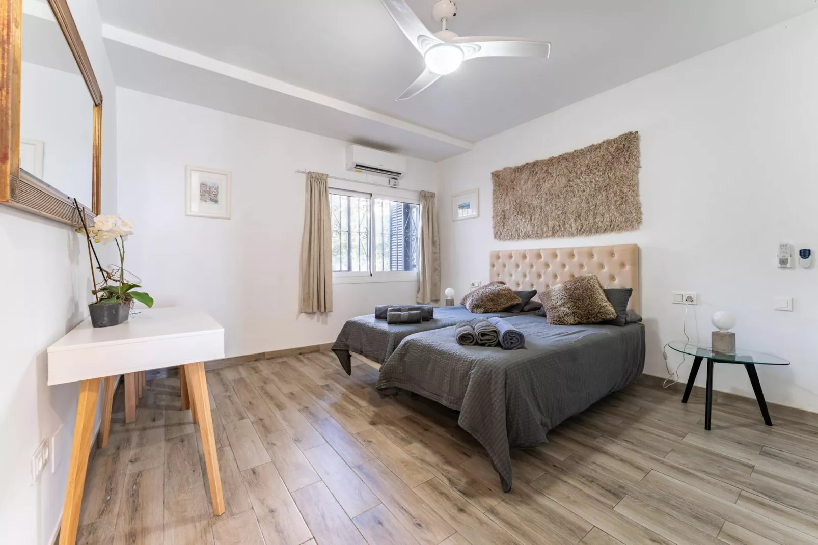 CT 401 - Faro's Beachfront Apartment in Calahonda-Bedroom