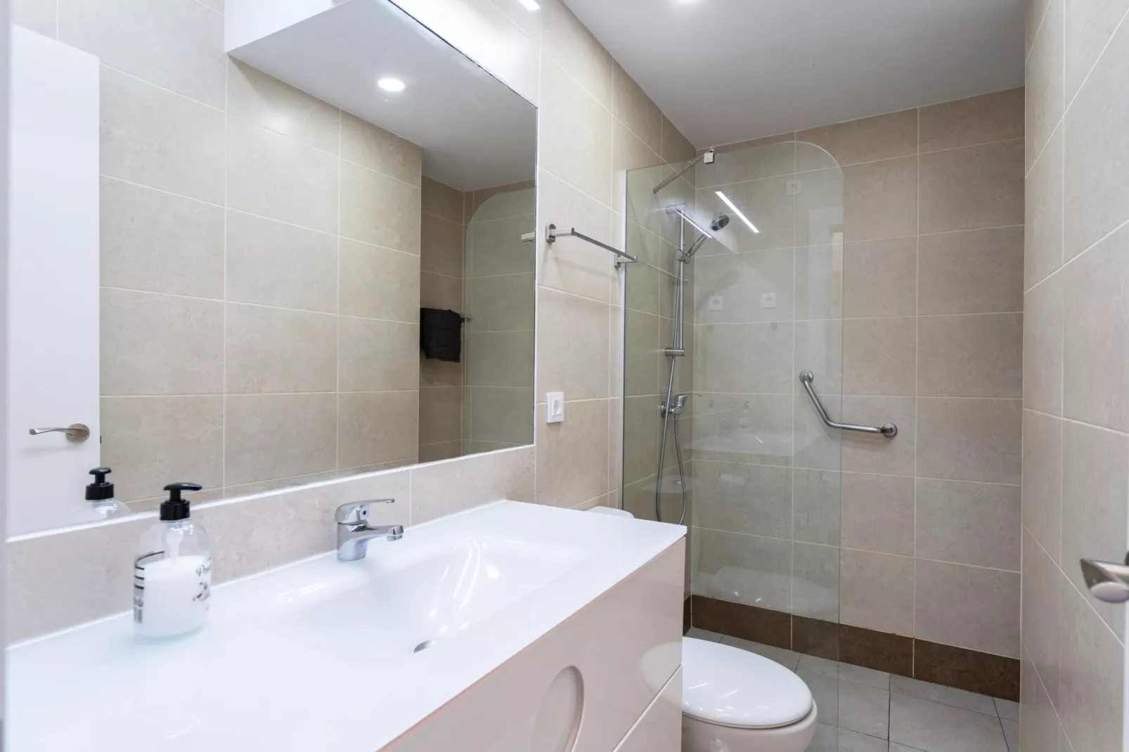 CT 399 - Faro's Beachfront Apartment in Calahonda-Bathroom