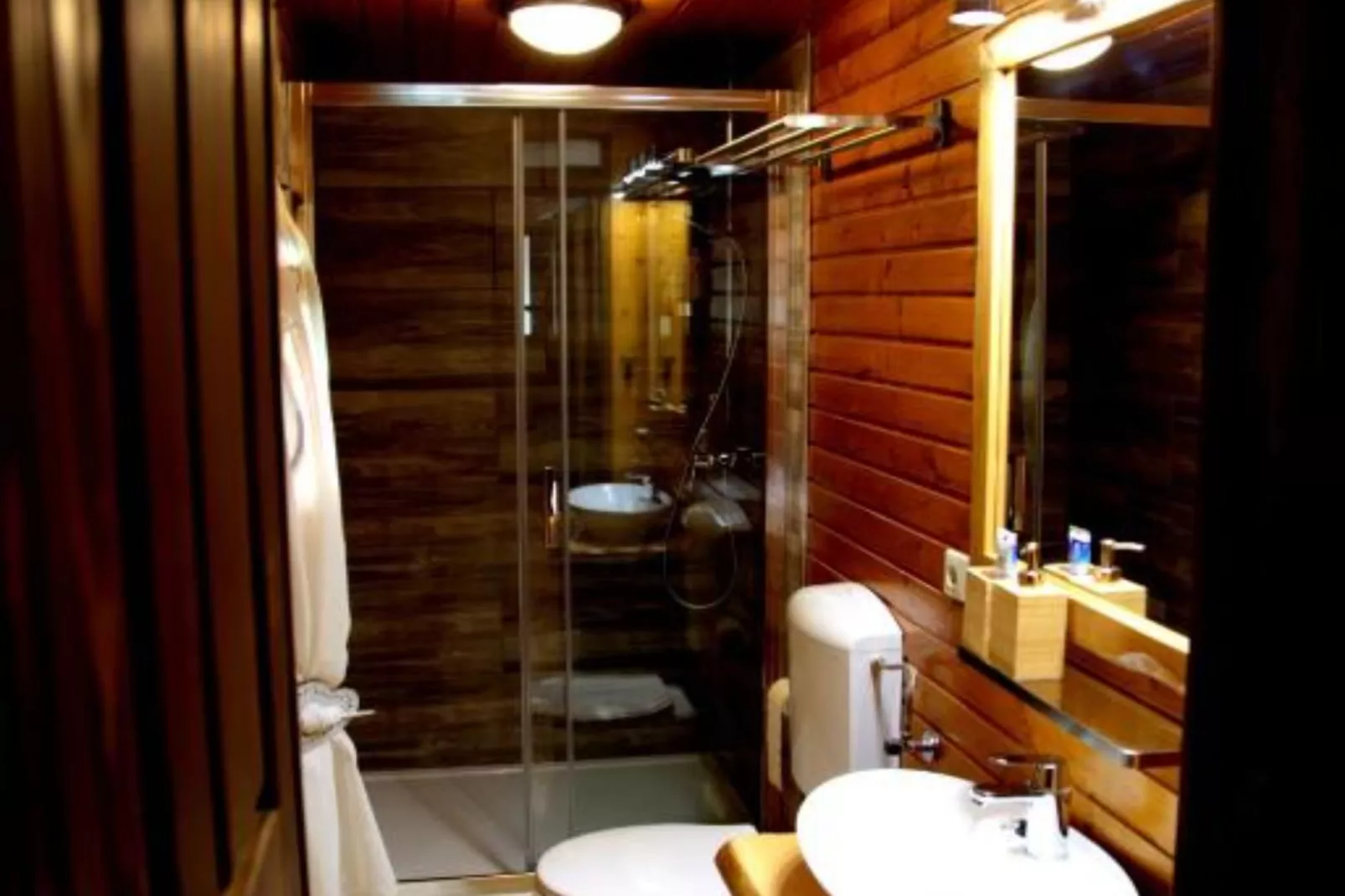 Brezova Poljana Lodge with Sauna and Hot-Tub - Five Bedroom Holiday Home-Salle de bain