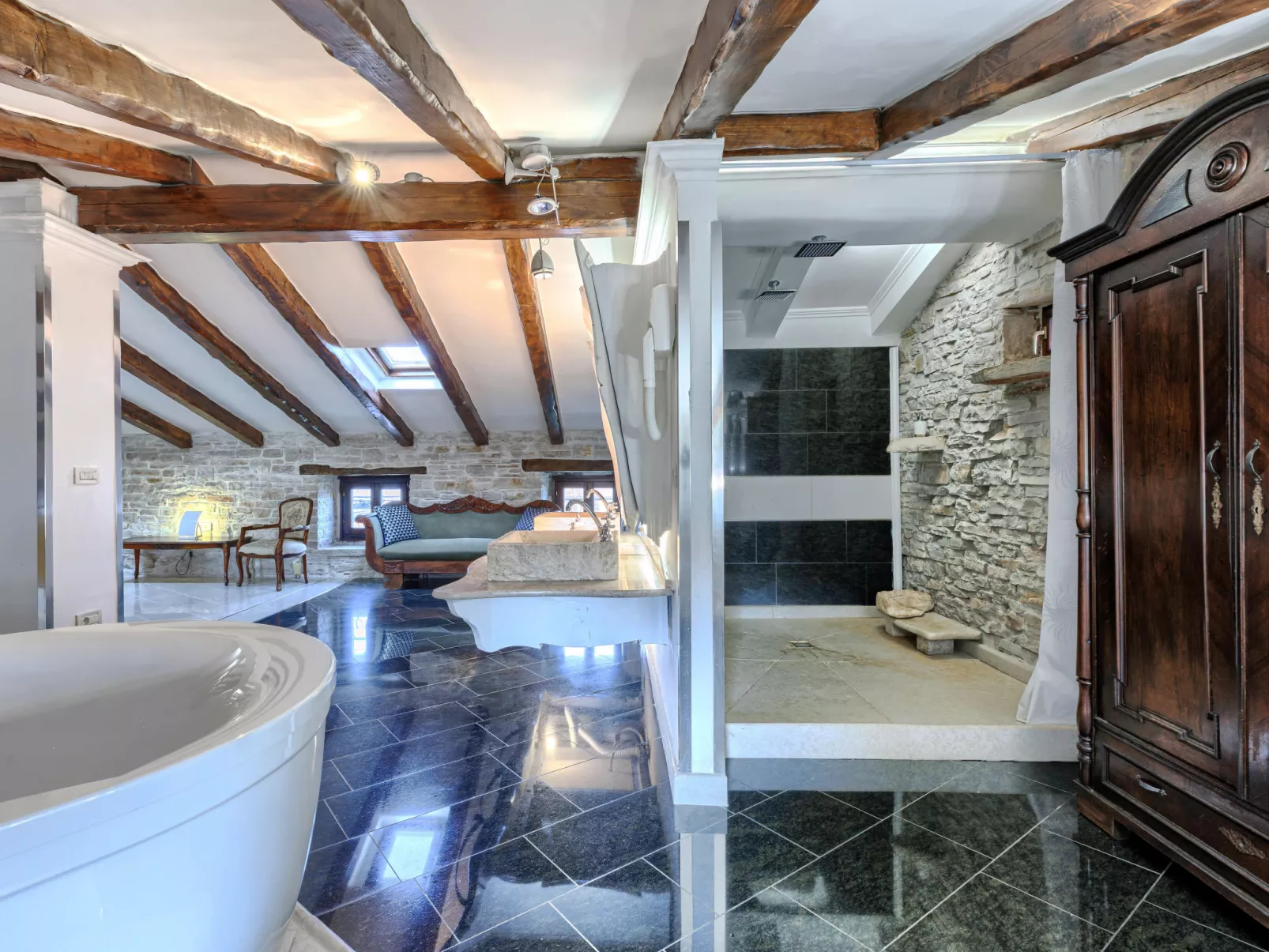 Golden Roots-Drinnen