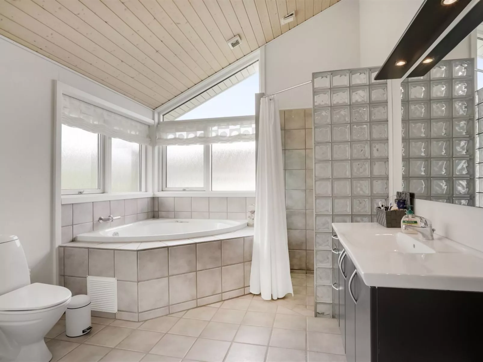 "Finn" - 100m from the sea-Dedans