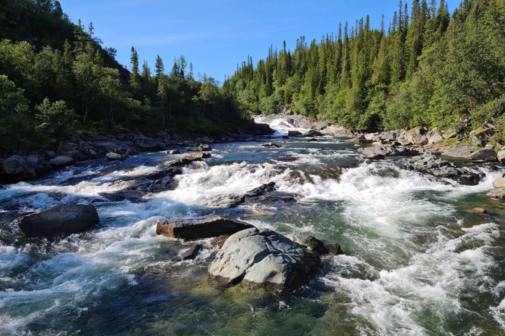 Rotes Bauernhaus in der Nähe von Forsheda-Wasserblick