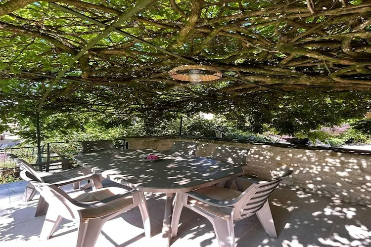 Bligny-sur-Ouche-Jardins en été