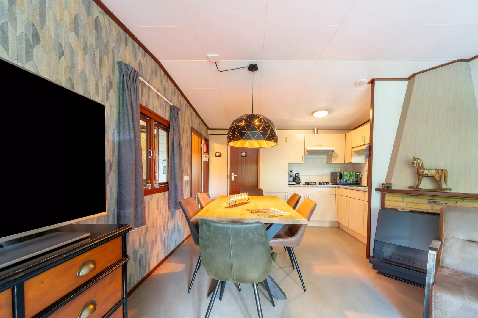 Huisje 37-Dining room