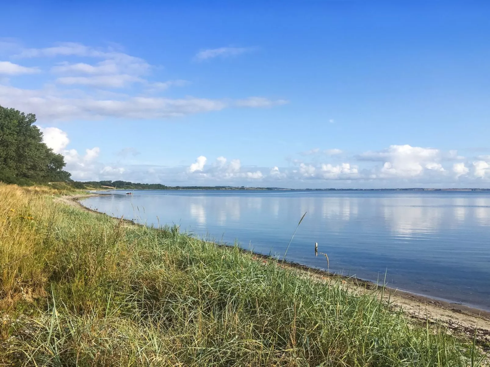 "Regni" - 300m to the fjord-Outside