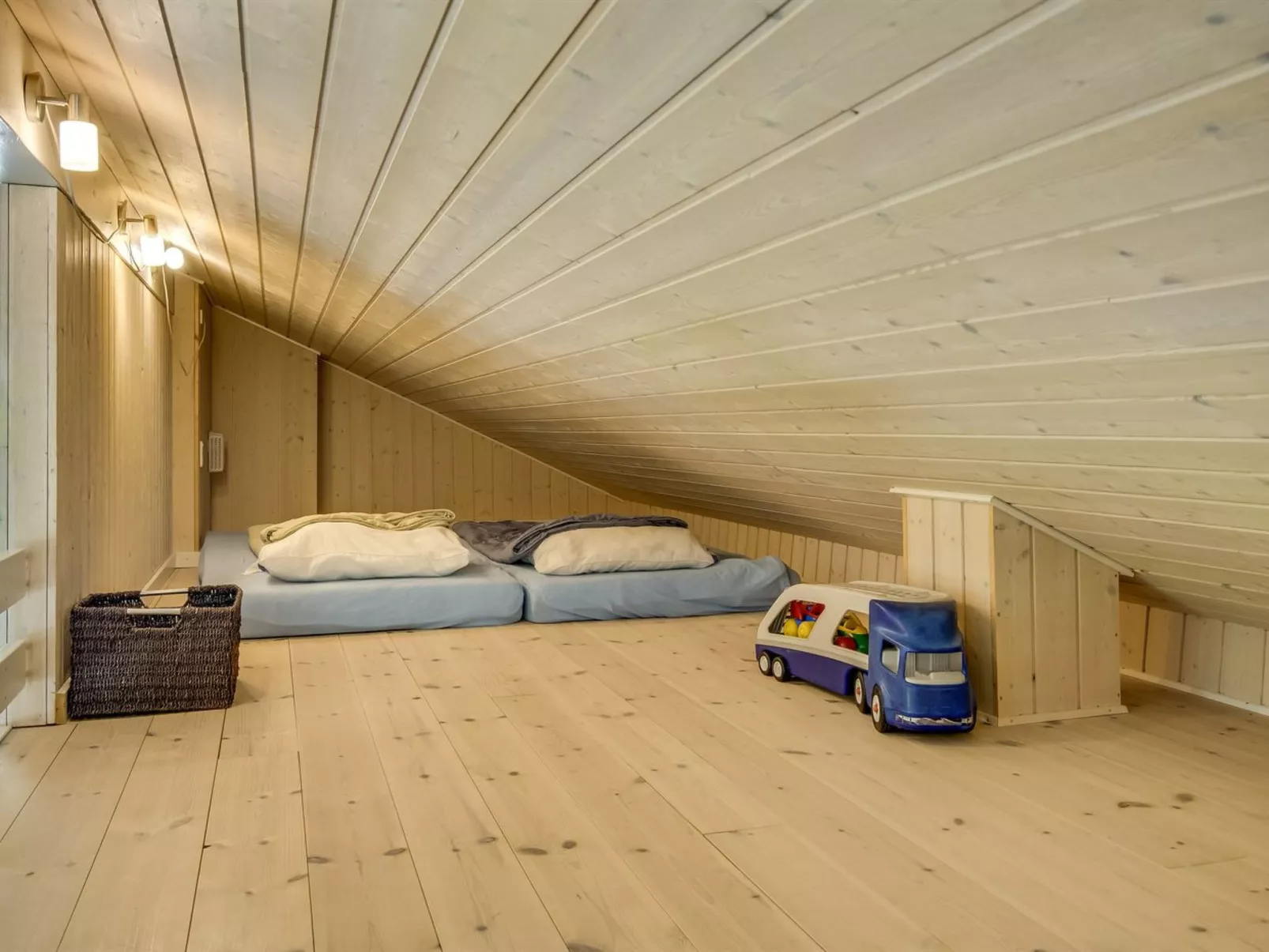 "Anemone" - 700m from the sea-Drinnen