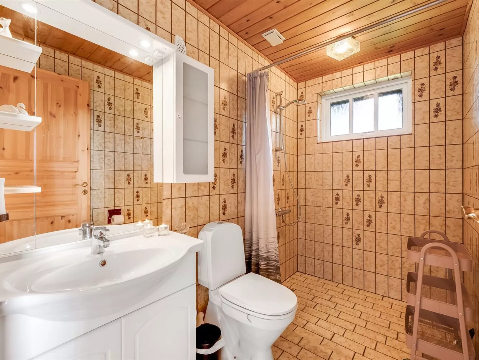 "Tuki" - 700m to the fjord-Inside