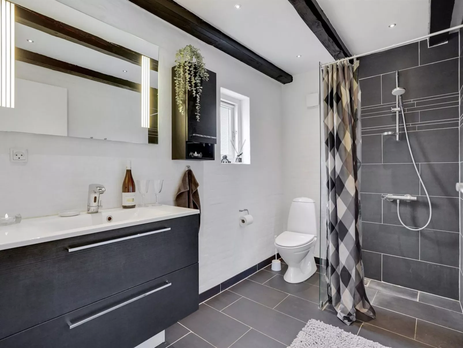 "Edith" - 1km from the sea-Dedans