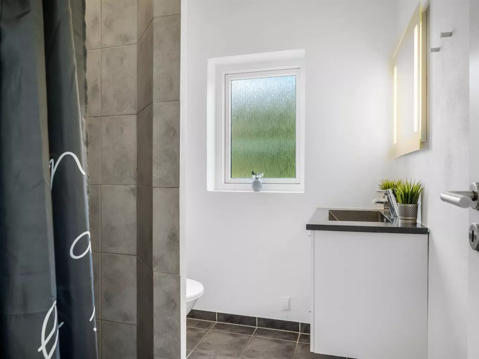 "Eloise" - 50m to the fjord-Drinnen