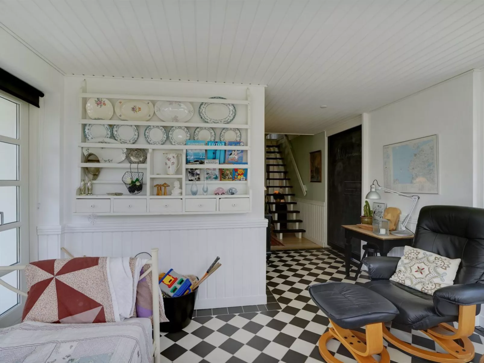 "Tamer" - 500m to the fjord-Drinnen