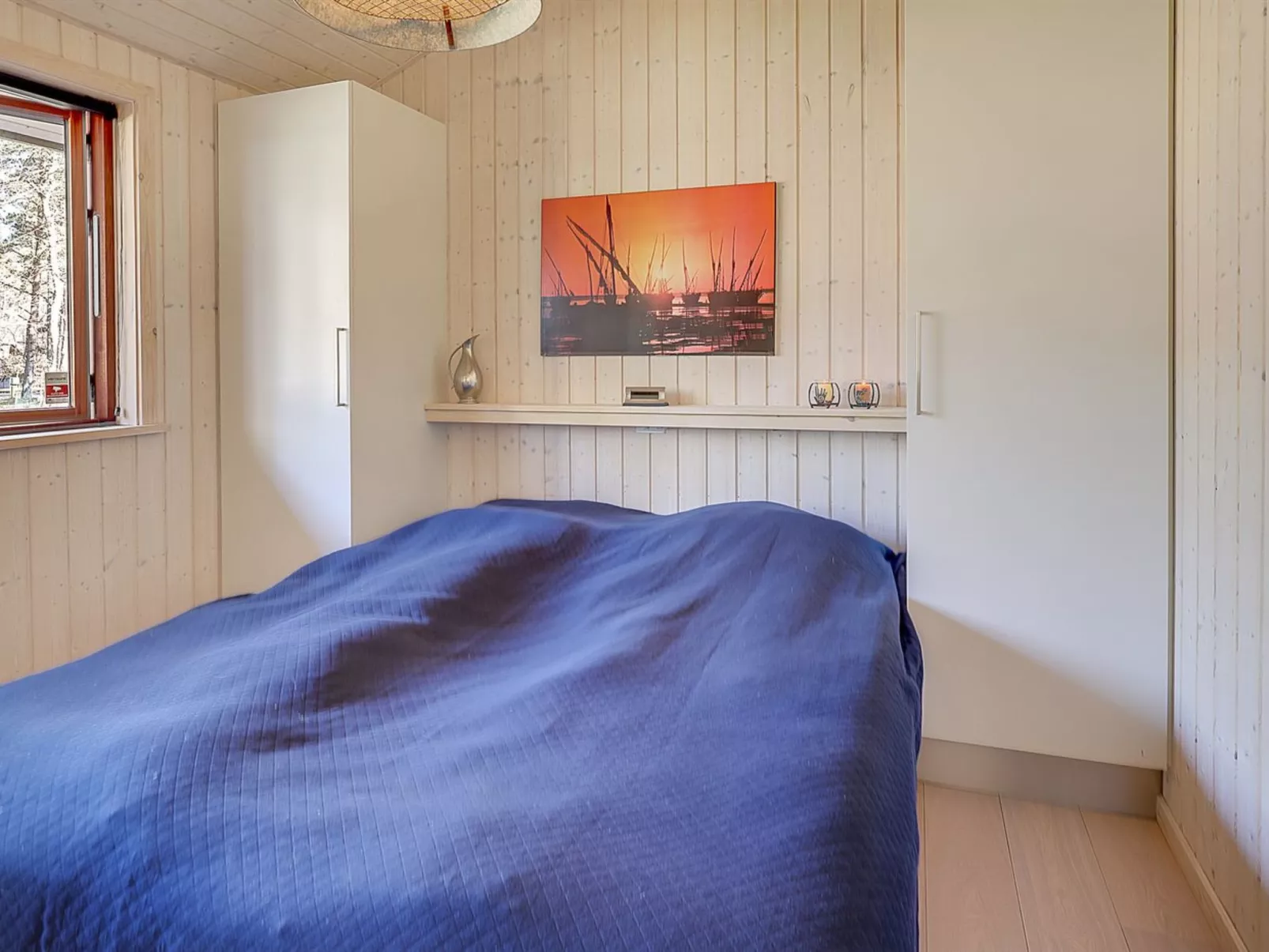 "Unto" - 25m from the sea-Drinnen