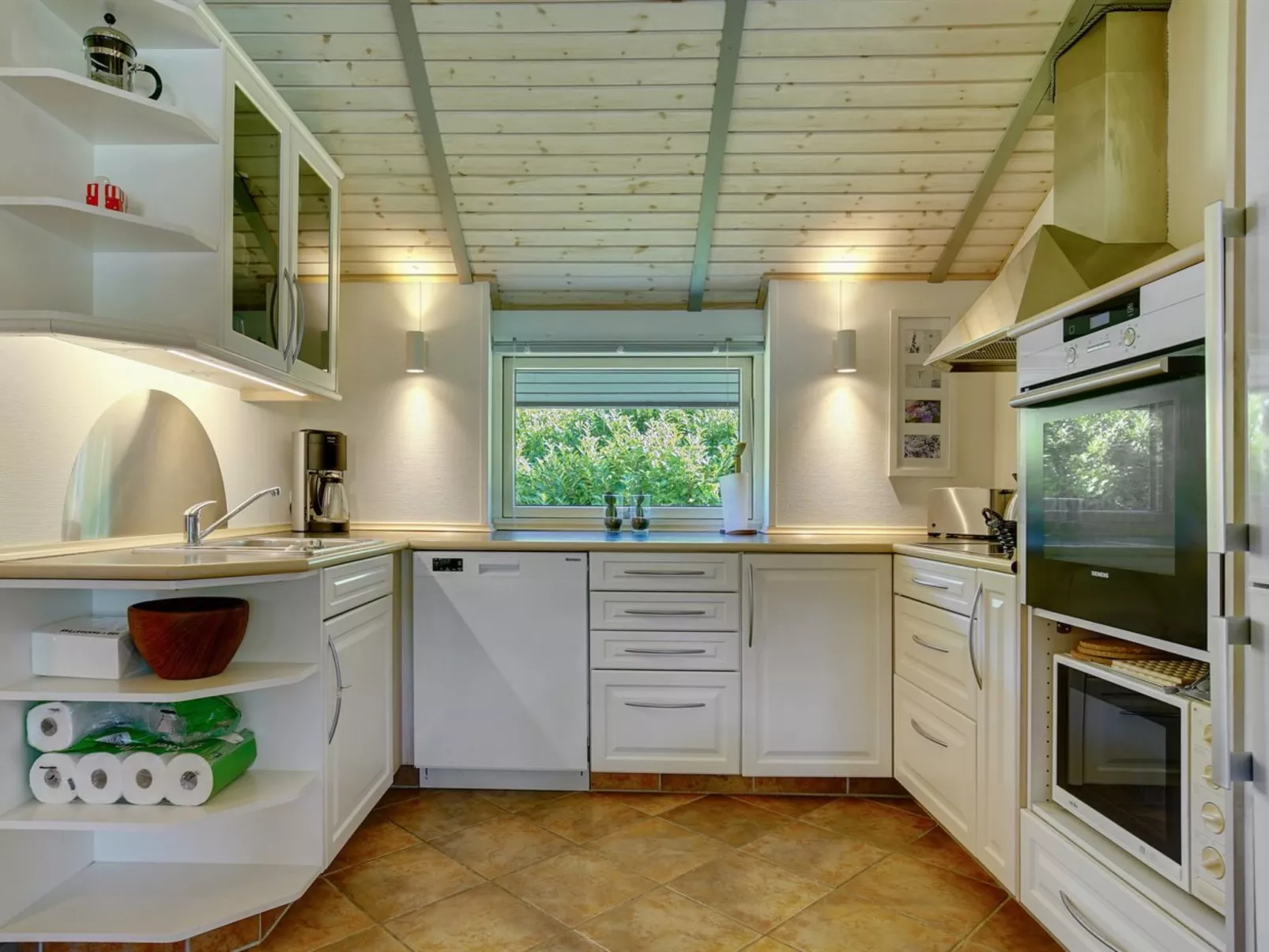 "Sida" - 600m from the sea-Drinnen