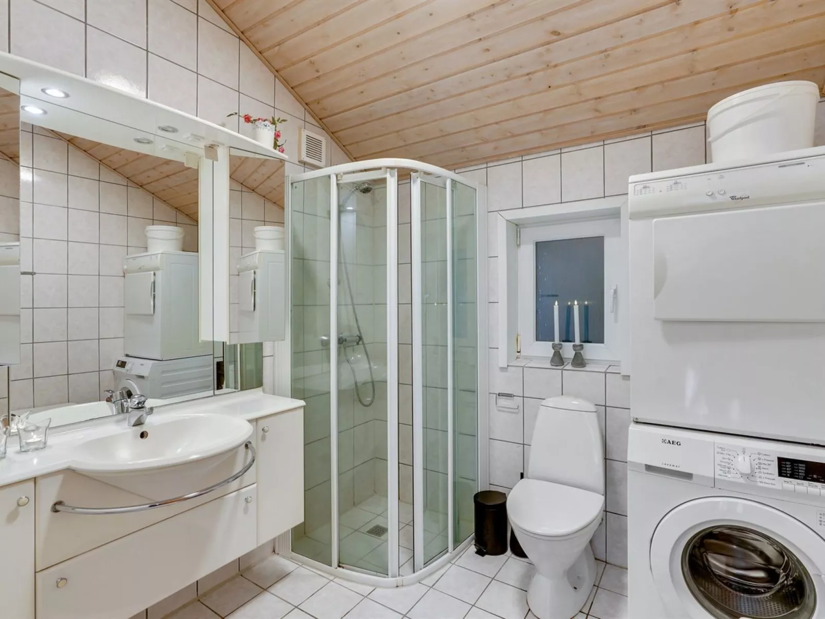 "Jul" - 900m from the sea-Dedans